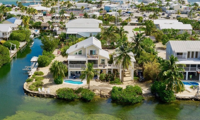 Cutthroat Harbor Estates House | *CAREFREE ON CUDJOE @ THE BAY* Waterfront Home & Pool + LAST KEY SERVICES…