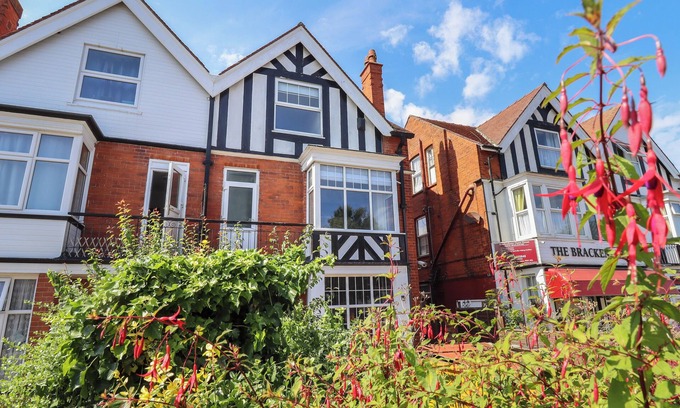 Skegness House | CARLTON HOUSE, pet friendly, character holiday cottage in Skegness