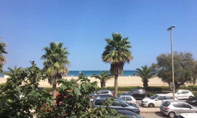 Le Grand Large Apartment | Carrera T2 F2 crossing 3 faces on the Seafront of Canet Sud. Free parking.