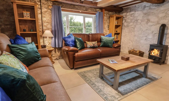 Longford Cottage | CARREY Y BIG COTTAGE, romantic, with open fire in Oswestry