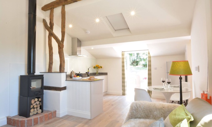 Saxmundham Cottage | CARRIAGE HOUSE, BRUISYARD, pet friendly in Framlingham