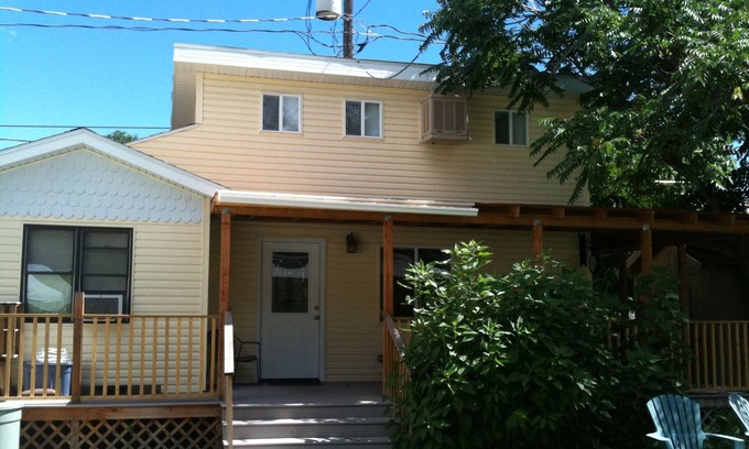 Montrose Apartment | Carriage House in the heart of Downtown