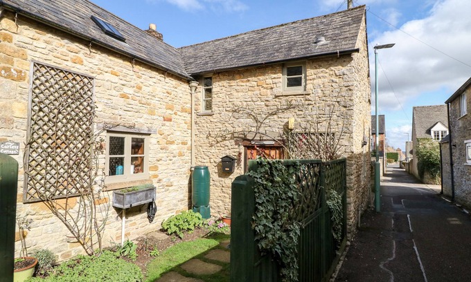 Stow-on-the-Wold Cottage | CARTER'S COTTAGE, pet friendly, with open fire in Stow-On-The-Wold