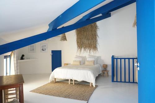 Hyeres City Centre Apartment | Casaïa - Santorin - Chambre avec salle de bain privée
