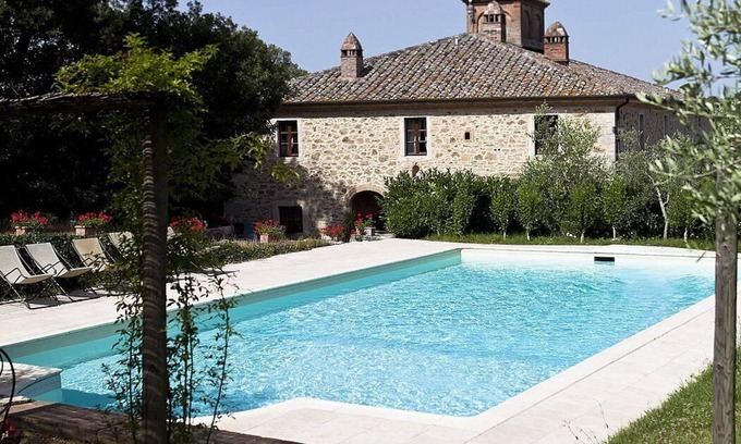 Rapolano Terme House | Casa Adalmina B: A pleasant and spacious three-story apartment that is part of an ancient country house built on a hillside, surrounded by meadows and woods.