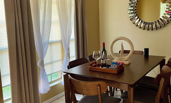 Atascocita House | Casa amigos sleeps 8 near Airport , downtown or Woodlands mall, near many rest .