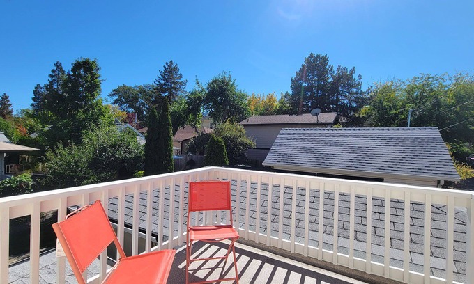 Historic Railroad District Cottage | Casa Amore Cottage~ Close to OSF, with Gorgeous Outdoor Space