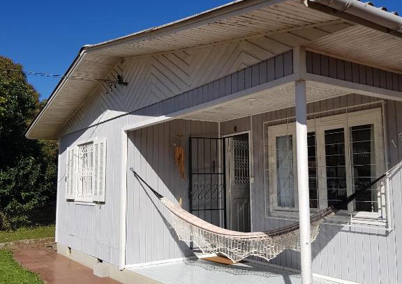 Cambara do Sul House | Casa Aurora, Completa, no Centro, Cercada, 130m quadrados, 11 Pessoas, Wi-Fi, 3 Quartos, Cozinha e Sala Integrados, 2 Banheiros, Varanda, Garagem Coberta 1 carro, Estacionamento Interno 3 Carros, Churrasqueira, Lareira de Alta Performance, Fogão de Ferro