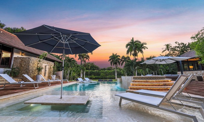 Casa de Campo Villa | Casa Bailey: 6 bdrm w/pool/jacuzzi/outdoor BBQ & firepit! Walk to beach!