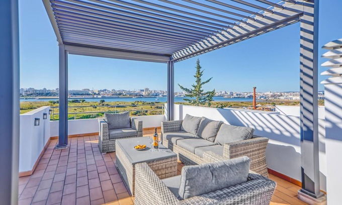 Lagoa Ski Chalet | Casa Boa Vista - Riverside Townhouse with stunning views & pool