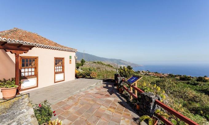 Brena Baja Cottage | Casa Carlota with sea views in Breña Baja, La Palma