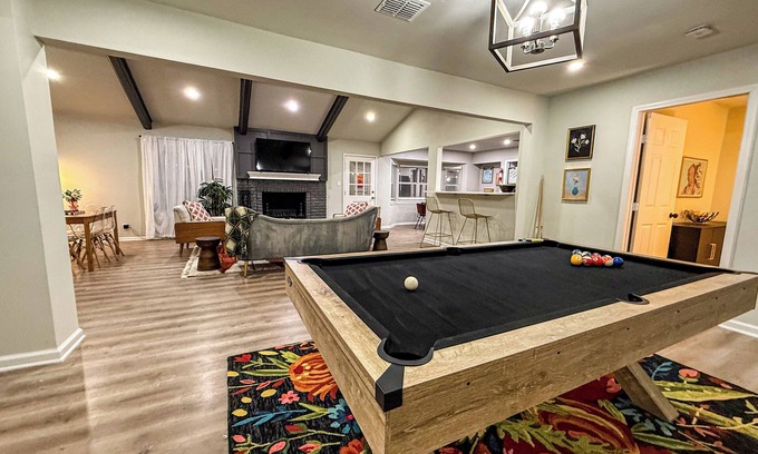 Castle Hills House | Casa Castillo 5BR w/Pool + Patio & Game Room