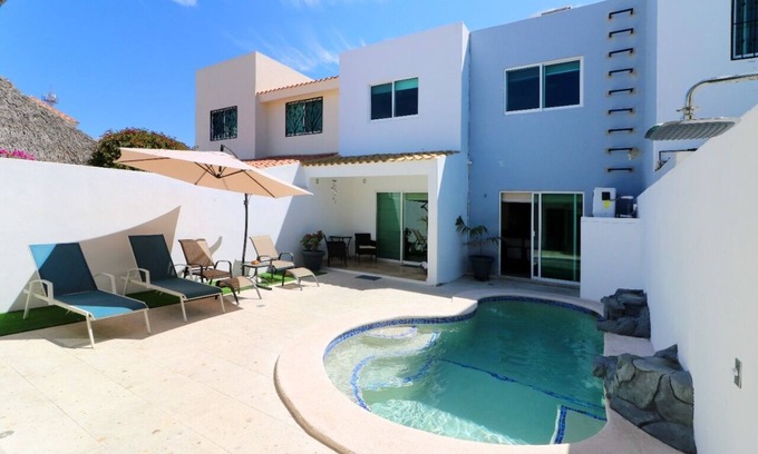 Zona Dorada House | Casa con alberca privada a unos pasos del mar