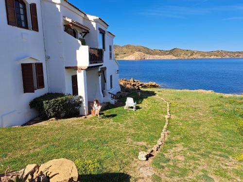 Fornells Apartment | Casa con jardin ,vistas al mar y atardecer en Playas de Fornells