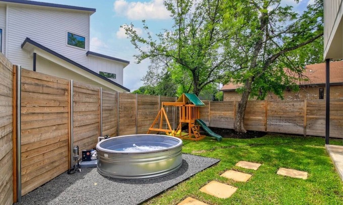 Highland House | Casa Contempo - Sleeps 6, Parking, Pool, Yard, NEW