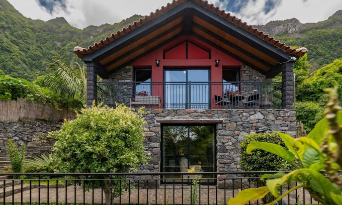 Arco de Sao Jorge House | Casa de Campo Arco de São Jorge by An Island Apart