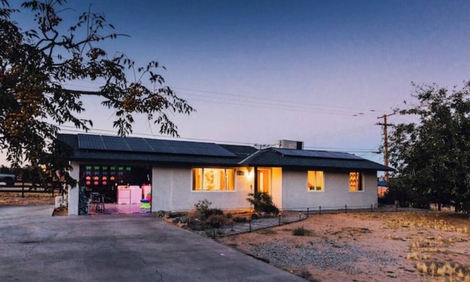 Joshua Tree House | Casa De Colores w/Arcade, hot tub + more - J Treenn