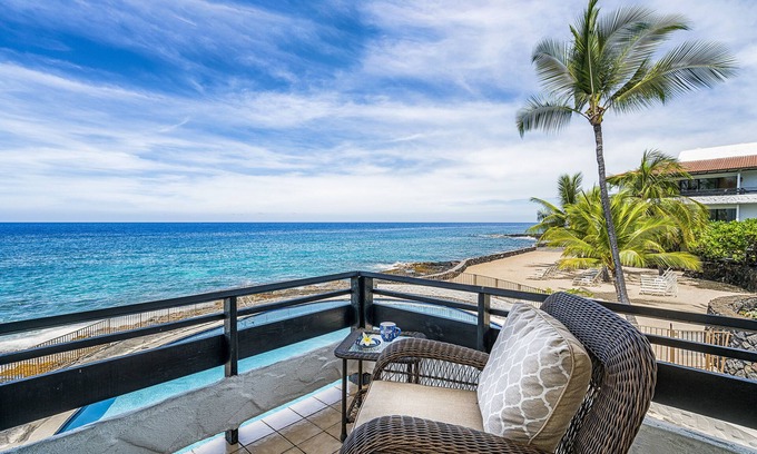 Kailua-Kona Condo | Casa De Emdeko 219 2 Bdrm DIRECT Ocean Front CORNER unit, Wrap around Lanai!