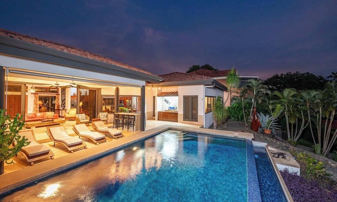 Coco House | Casa de la Buena Vista, a true Bird of Paradise perched high atop the peninsula between the Bays of Hermosa and Coco.