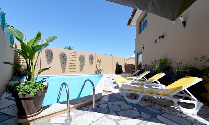 Nazare House | Casa de Norte - Fabulous 2 bedroom 2 story house with private pool (sleeps 6)