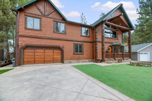 Big Bear Lake House | Casa De Oso Lakefront - Make memories at this stunning home! Billiards & Cinema room