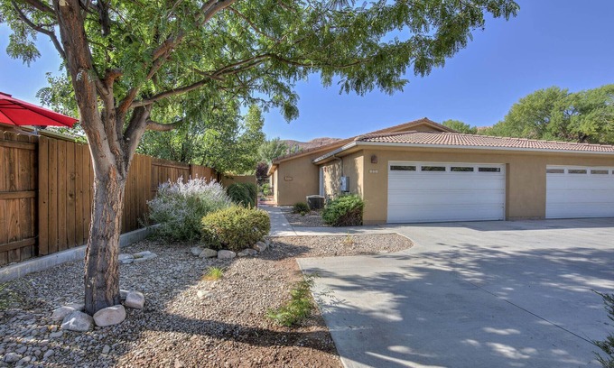 Moab House | Casa de Zia- Downtown, Hot tub, Fireplace, Indoor Pool, Sleeps 9 - 6 in bedrooms