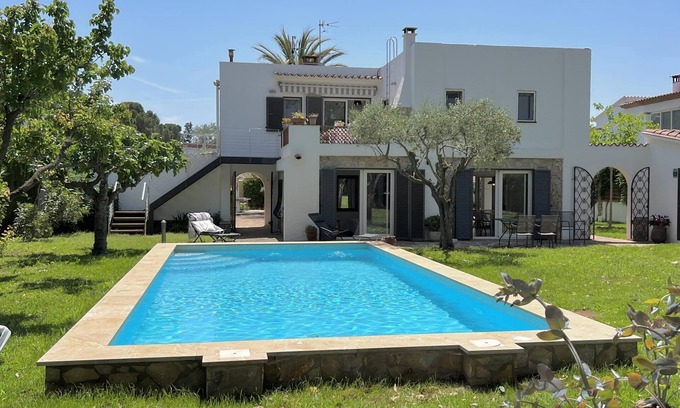 L'Escala Villa | Casa Del Mar- Large villa with garden and 2 pools 50 meters from the beach