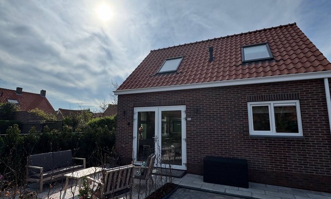 Westkapelle House | Casa Del Faro, Charming 2-bedroom house with WiFi and AC in adorable Westkapelle