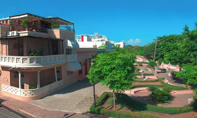 Zona Colonial House | Casa Del Sol is a mansion located in the heart of the colonial zone.