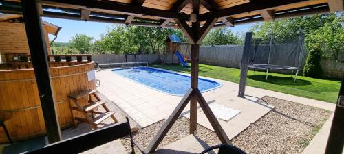 Nojorid Villa | Casa din Vie, Piscină Încălzită, întreaga locație la 15min de centrul orașului Oradea