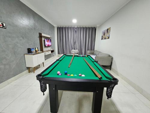Maringa Villa | Casa espaçosa, mesa de sinuca e piscina aquecida!