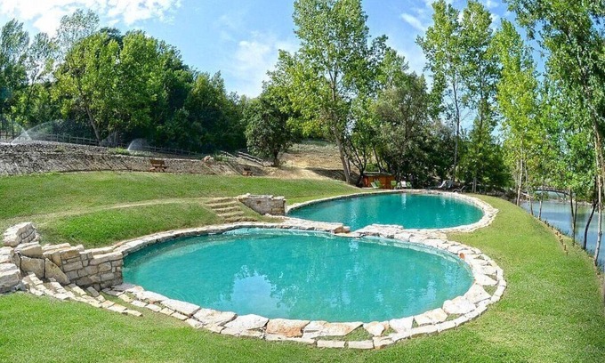 Chiusi House | Casa Fattorina A: A characteristic and welcoming apartment surrounded by the greenery, with Free WI-FI.