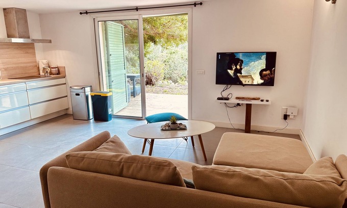 Santa Giulia Villa | Casa Giardinu, Large apt 85m2 private garden, 5 minutes from Santa Giulia bay!