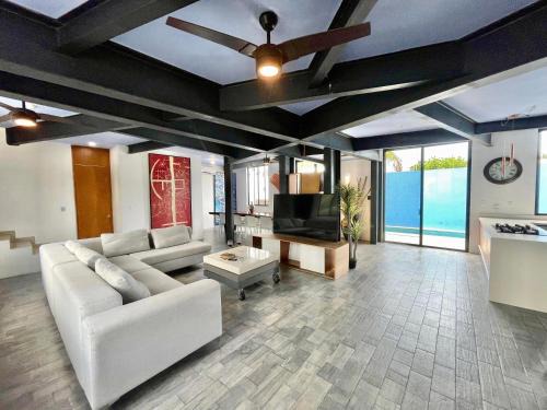Puerto Juarez House | Casa Gigante de lujo, con piscina privada, 4 amplias habitaciones con baño privado