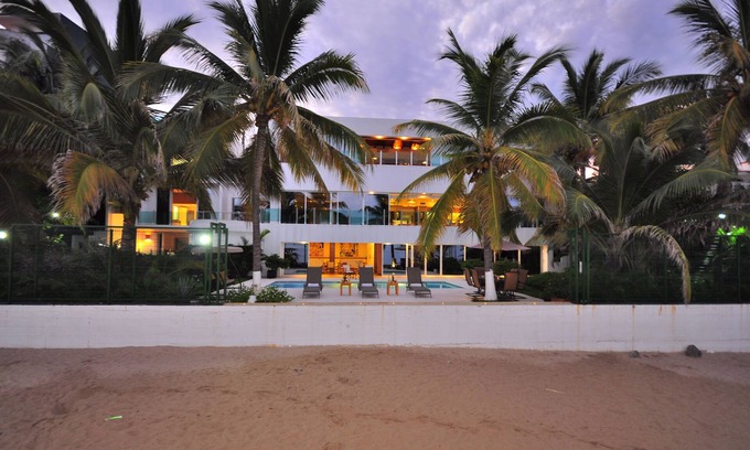 Colonia 5 de Diciembre House | Casa La Playa, MODERN, 8 BEDROOM,BEACHFRONT, Pool, Full Staff - Walk to Town