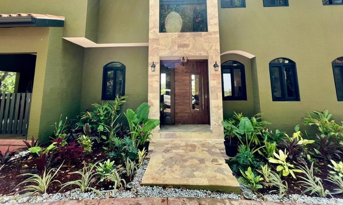 Roatan Villa | Casa Las Sirenas @Parrot Tree Plantation