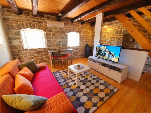 Sveti Bartol House | Casa Leonarda, rustic Istrian stone house, nature, peace and hilltop views, near Motovun