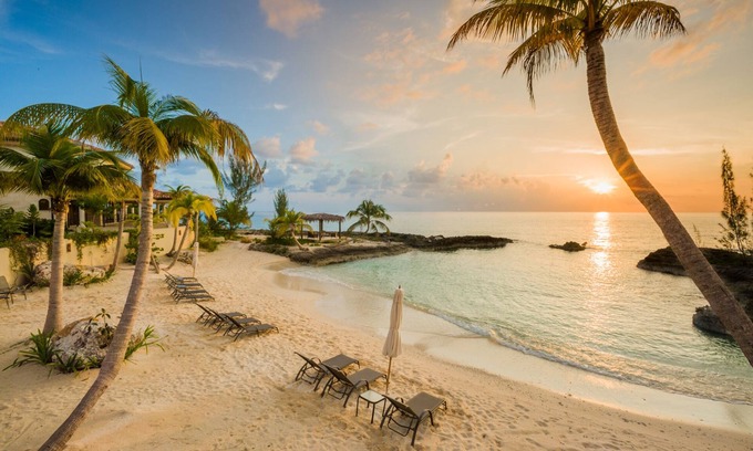 George Town Villa | Casa Luna 17 by Luxury Cayman Villas