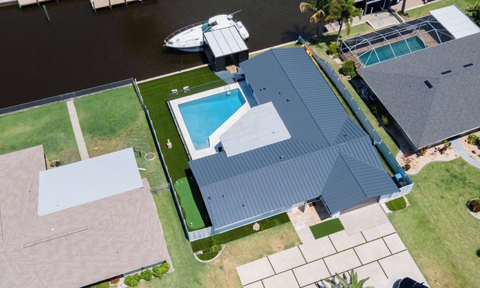 Caloosahatchee House | Casa marina is located in Cape Coral with 4 full bedrooms and 3 bath and pool