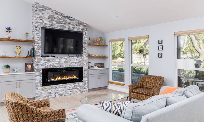 Dripping Springs House | Casa Mariposa |Newly Renovated| Firepit*Fireplace*Great Deck*Pets Welcome!