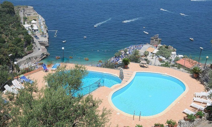 Marina di Puolo House | Casa Milli B: A cozy apartment situated on a promontory facing the sea.