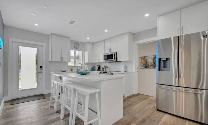 Gladeview House | Casa Moderna Gated 4 Bd 3 Bath Home 15 Min to Beach