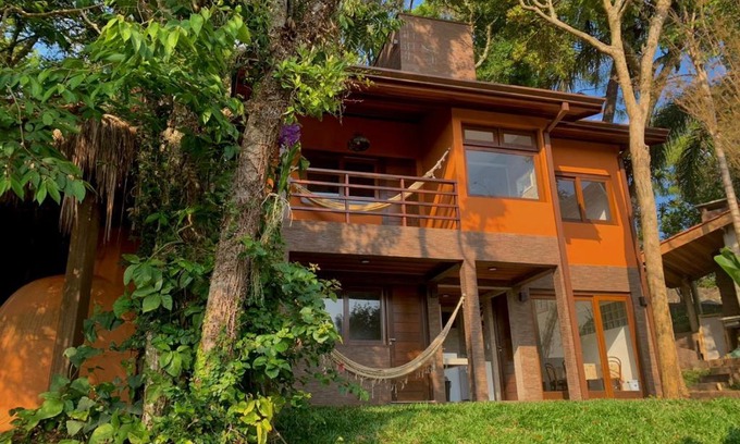 Atibaia Villa | Casa na montanha em condomínio de alto padrão