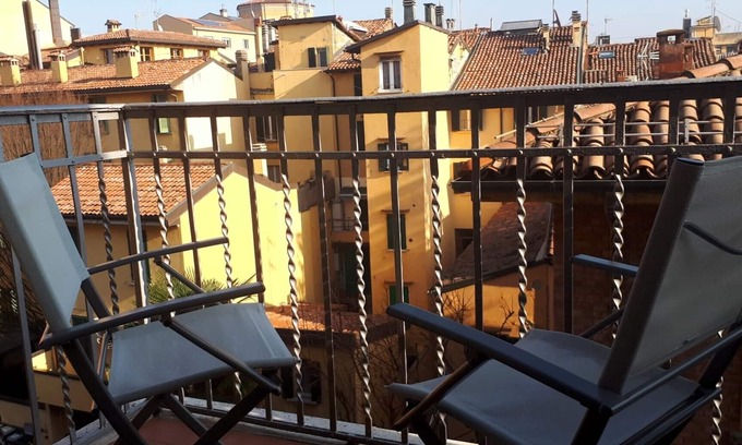 Historic Center Apartment | Casa nel Paradiso, apartment with balcony-historic center/Pratello