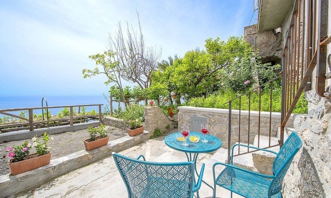 Praiano House | Casa Ondiva: A graceful two-story independent house which faces the sun and the sea.