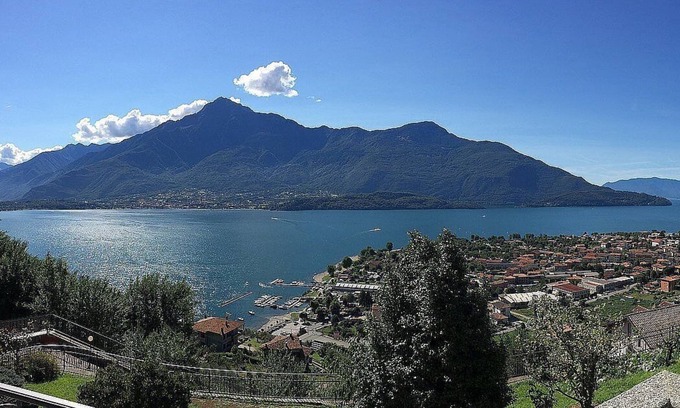Vercana House | Casa Osmanto E: A cozy and welcoming apartment situated at a short distance from the shores of Lake Como, with Free WI-FI.