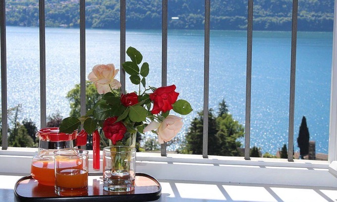 Azzano House | Casa Panorama Otto: A bright and cheerful apartment situated at a short distance from the shores of Lake Como, with Free WI-FI.