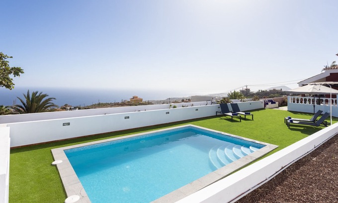 Candelaria Ski Chalet | Casa Paraiso with pool and sea view