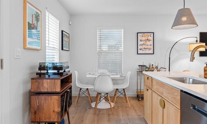 Central East Austin House | Casa Que Canta by AvantStay | Private Pool, Firepit & Walkable East Austin Gem