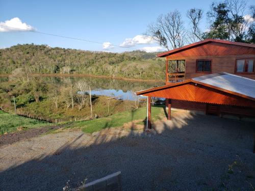Maximiliano de Almeida House | Casa rústica às margens do lago
